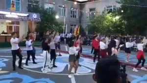 Лучший флешмоб на выпускной 2019. Концовочка сюрприз от родителей))