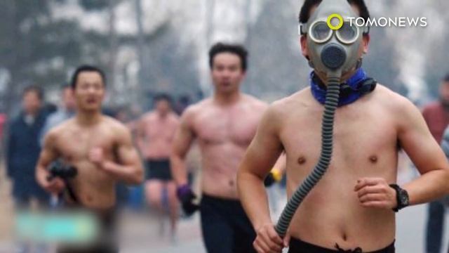 China glass skywalk: Taihang skywalk glass pretends to crack as you walk on it, why!? - TomoNews смотреть онлайн