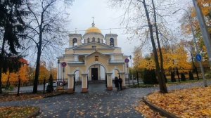 Собор Александра Невского окружает парк.