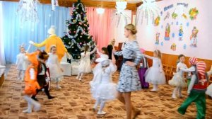 С волком рыжая лиса и енот и оса - танец Новогодняя полька