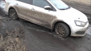 Фольксваген поло седан. VW polo седан по грязи. Стандартная резина - кама не вывозит.