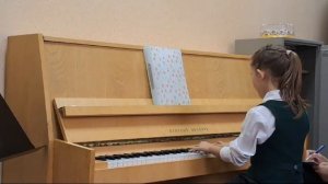 Как правильно играть гаммы на пианино в 9 лет.