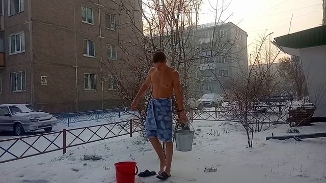 Обливание в -24°С ледяной водой. Закаливание холодной водой.