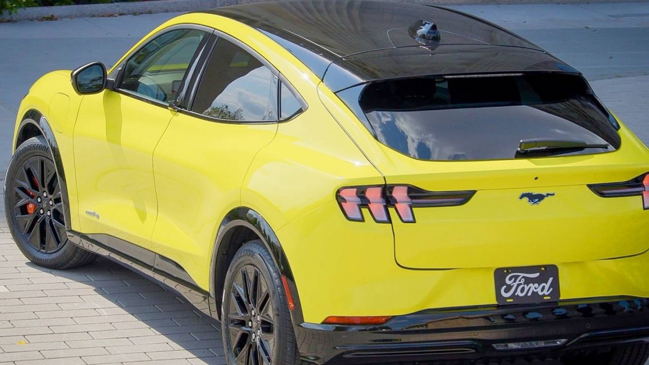 Новый Mustang Mach-E Премиум-класса 2025 года выпуска со спортивным внешним видом.