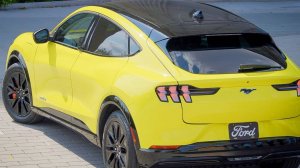 Новый Mustang Mach-E Премиум-класса 2025 года выпуска со спортивным внешним видом.