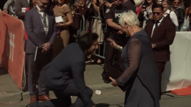 Judi Dench and Ali Fazal's Lovely Greeting | TIFF 2017 смотреть онлайн
