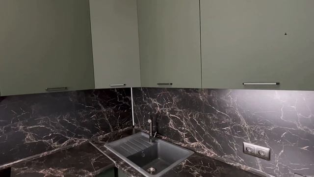 Брутальная угловая кухня для холостяка.