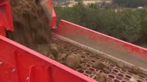 Загрузка материалом тяжелого грохота двумя самыми большими щековыми дробилками.