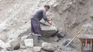 Строительство, дробление камней, копание песка