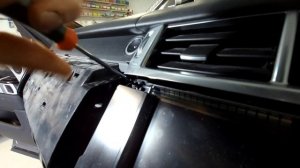 How to remove / upgrade the Navigation screen on Range Rover Sport L494