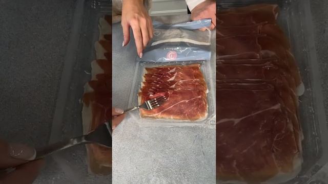 Окорок сыровяленый свиной Хамон Серрано смотреть онлайн