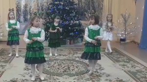 Оркестр Ёлочек в детском саду на новогоднем утреннике.
Дети 6-7 лет