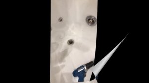 Ремонт акриловой ванны гелькоутом. Устранение прожога в районе сливного отверстия. www.rv-moskow.ru