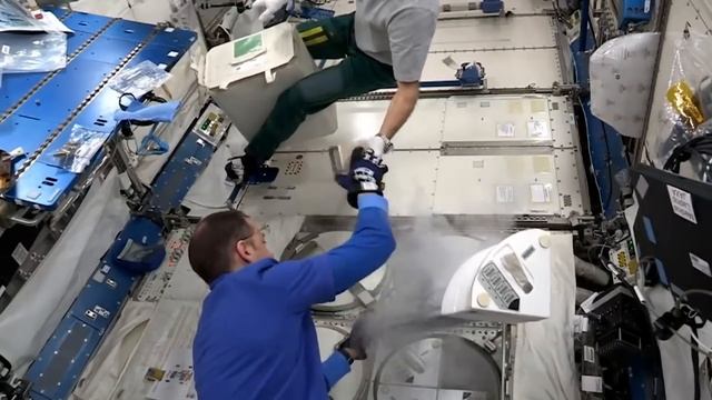 How do astronauts get ready for space? смотреть онлайн