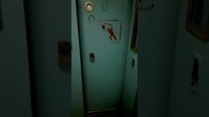 Лифт ездиет с открытыми дверями.