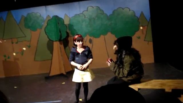 Sara (Snow White) eats the poisoned apple смотреть онлайн