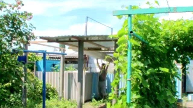 Как я положил профнастил на крышу (How to put on the roof decking).