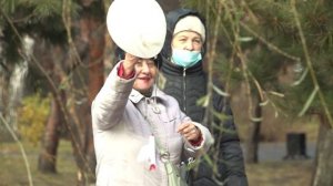 Бумажных белых журавлей запустили в небо новосибирцы // "Новости 49" 22.10.24