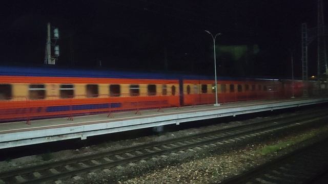 Электровоз ЭП2К, с поездом №19 "Мегаполис", сообщением С.- Петербург-Москва, проходит ст. Бологое. смотреть онлайн