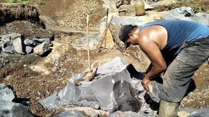 Строительство, чел ещё способен разбивать камни