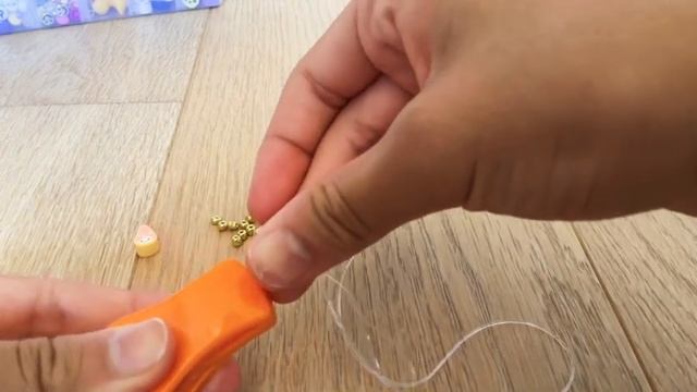 How to make a easy bracelet (credits to iMovie)MAKE SURE TO TIE 2 KNOTS!✨ смотреть онлайн