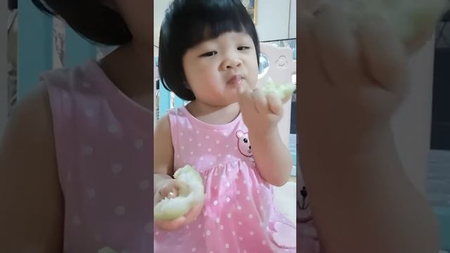 ยูกิกินชมพู่โชว์ค่ะ : Baby mukbang : Ros apple смотреть онлайн