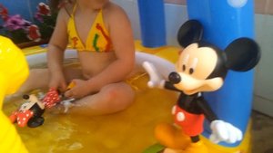 Микки Маус Минни Маус Даша с игрушками купаются в бассейне We swim in the pool