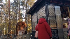 Иеросхимонах Сампсон на Николо-Архангельском кладбище, многие идут к нему с просьбами...
