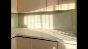 стеклянный фартук скинали на кухню