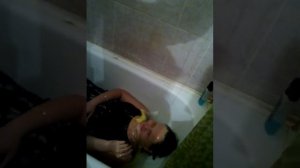 Над девкой издеваются, смотреть всем...