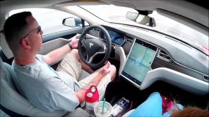 Tesla Model S 90D - AutoPilot