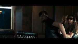 Терминатор 2 Судный день, Прибытие терминатора, сцена в баре, Мне нужна твоя одежда