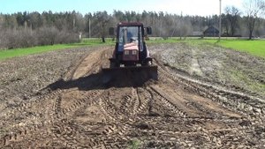 Вспахивание почвы.Беларус 320.4