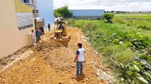 Строительство, новый объект, засыпка мусорного болота вокруг здания