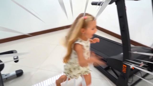 Диана и Рома - на Русском Рома и Диана убегают от надоедливых мух