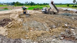 Строительство, ровняем землю, грязь, засыпаем болото