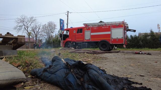 Пожар в расселённом деревянном здании в центре Ивангорода