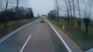 На трассе лопнуло колесо у фуры! Жесть!