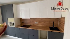 Серая кухня со встроенным холодильником