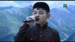 Мальчик поет нашид