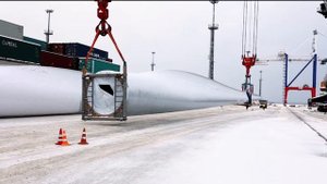 Перевалка лопастей ветрогенератора в порту "Бронка"