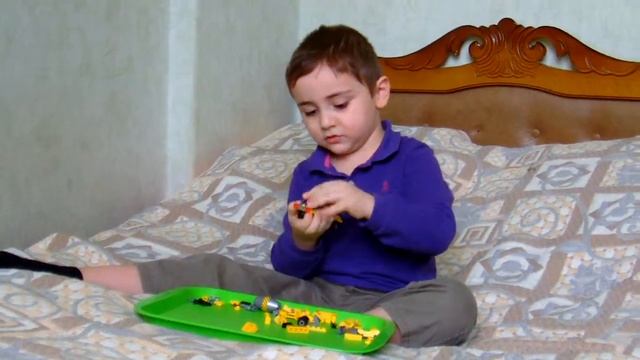 Гор собирает машинку из лего, Gor collects the car out of Lego смотреть онлайн