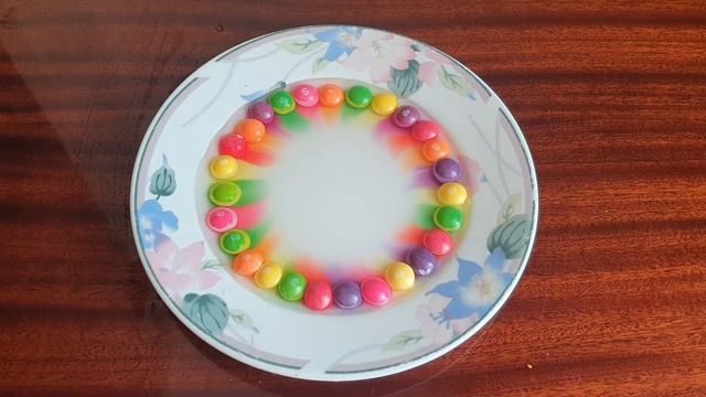 Эксперимент со Skittles. Простые опыты для детей.