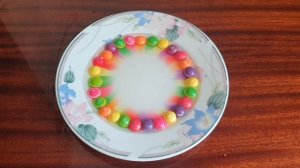 Эксперимент со Skittles. Простые опыты для детей.