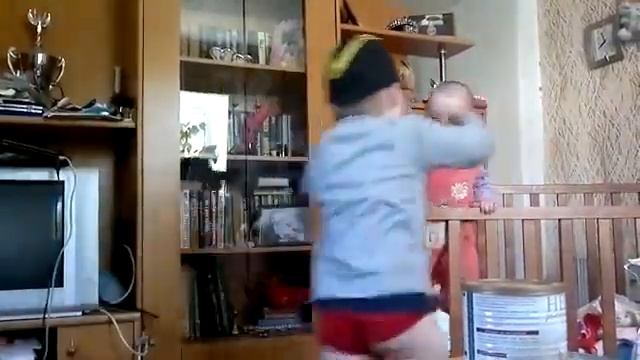 Brother and sister funny video  братик смотрит за сестричкой... смотреть всем!!!!!!!...