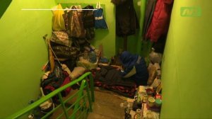 Мужчина живёт в подъезде