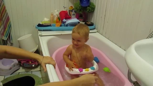 Лиза расслабилась в ванной смотреть онлайн