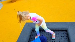 Райан УБЕГАЕТ НА ПЛОЩАДКЕ как Живая кукла пупс и играет с Эльвирой