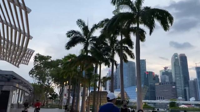 Floating ?? Apple Store Singapore + Marina Bay Sands Tour смотреть онлайн