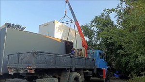 Работа КМУ. Погрузка термобудки в шторку.